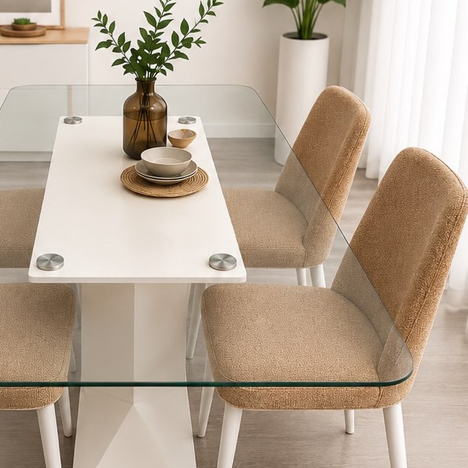 Comedor de cristal templado con 4 sillas tapizadas en exposición en PALIMA Muebles